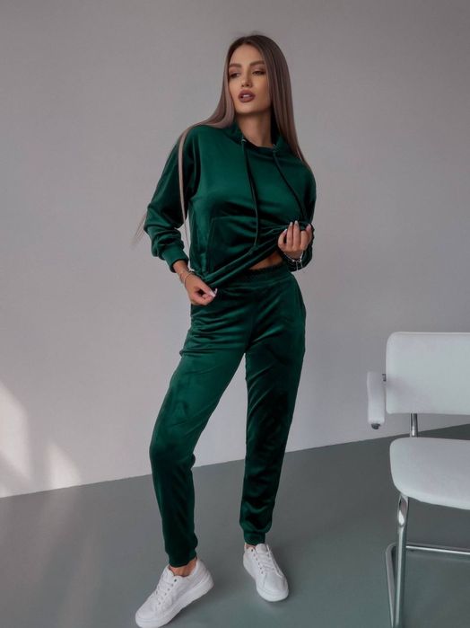 Стильний велюровий костюм