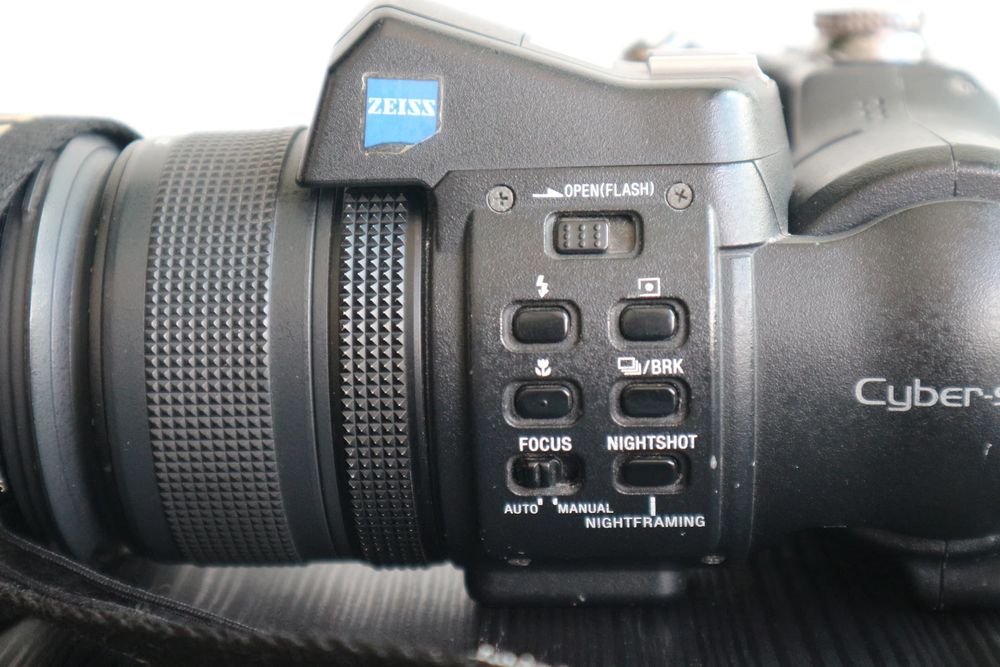 Sony Cyber-shot DSC F828 com Tampa da Lente e Alça