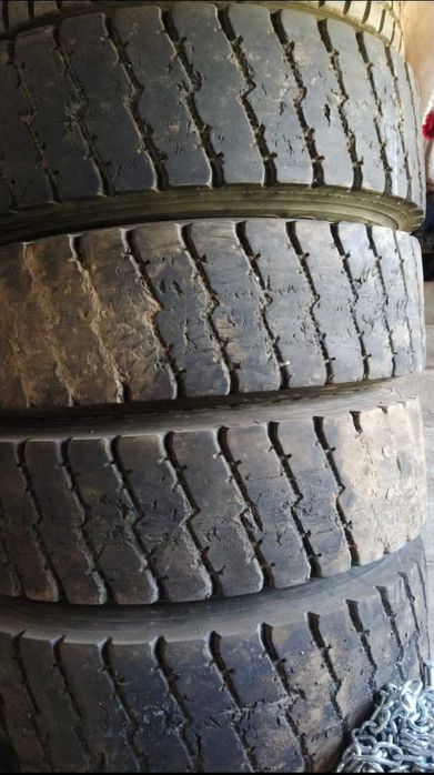 Pneus com jantes alumínio 22.5 camião