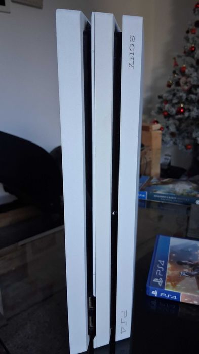 PS4 Pro branca + comando + 30 jogos