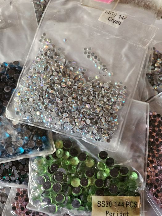 Strass hotfix vários tamanhos e côres