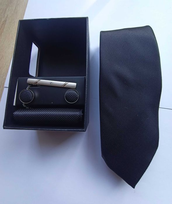 Elegancki Biznesowy Zestaw Krawat Poszetka Spinki HB225