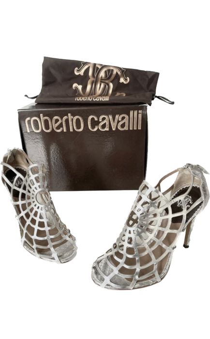 Roberto Cavalli srebrne sandałki na szpilce r 37 595 Euro