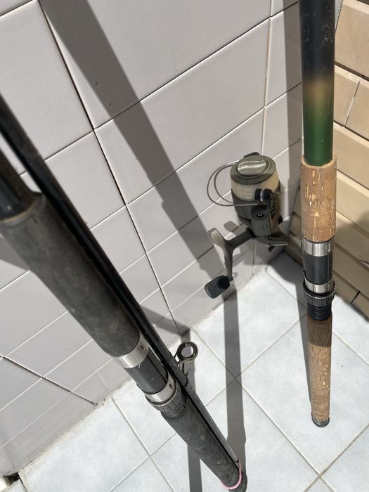 Três canas de pesca