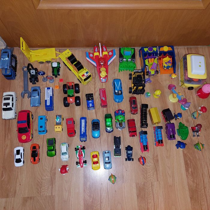 Zestaw samochodów różnego rodzaju