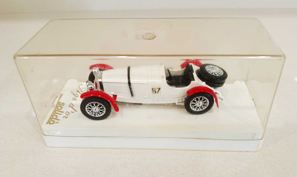 Modelo Mercedes Benz SSKL de 1931 na escala 1/43 SOLIDO