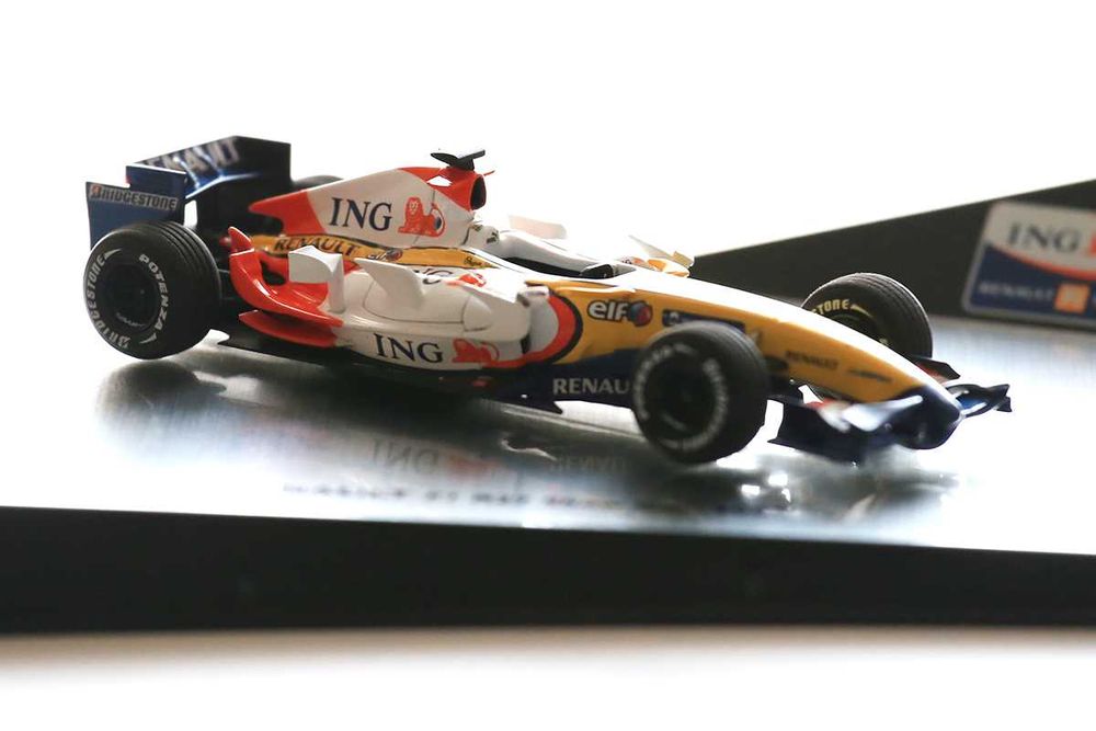 Коллекционная модель болид F1 Renault F1 R27 Show Car 2008