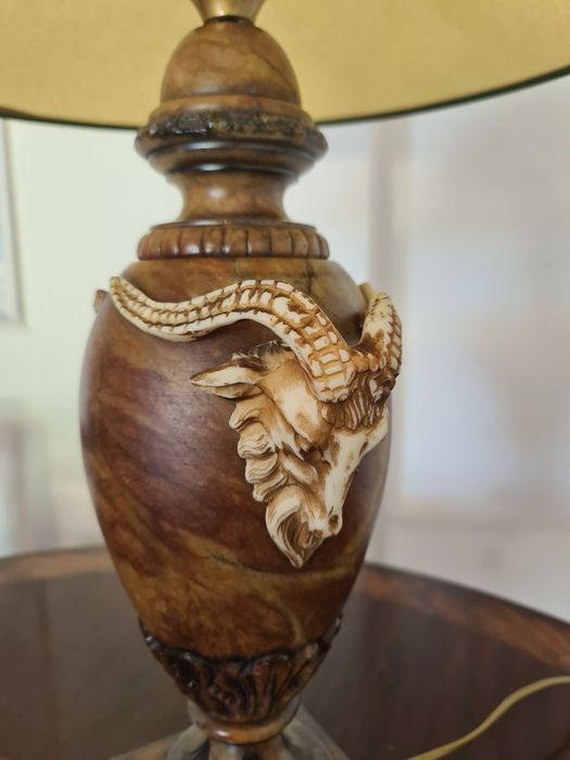 Candeeiro de mesa em pedra