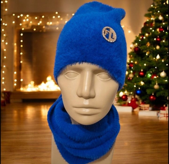 Komplet czapka plus komin kolor chabrowy.