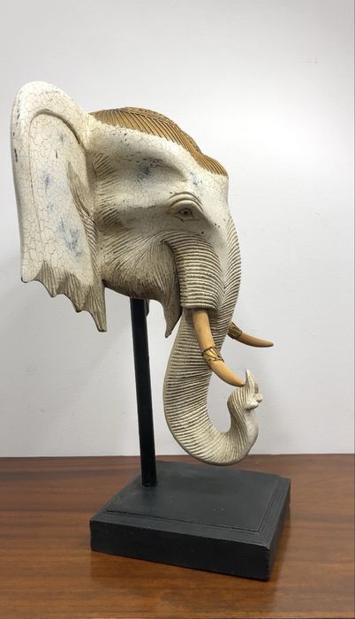Escultura cabeça de elefante.
