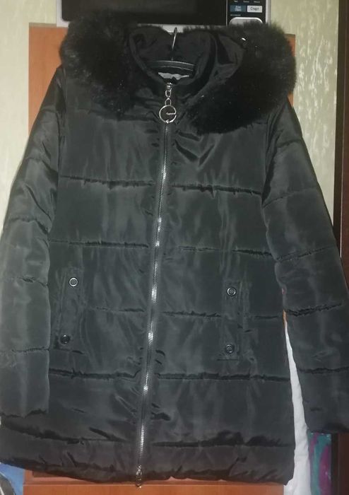 Тепла куртка на синтепоні, подовжена.