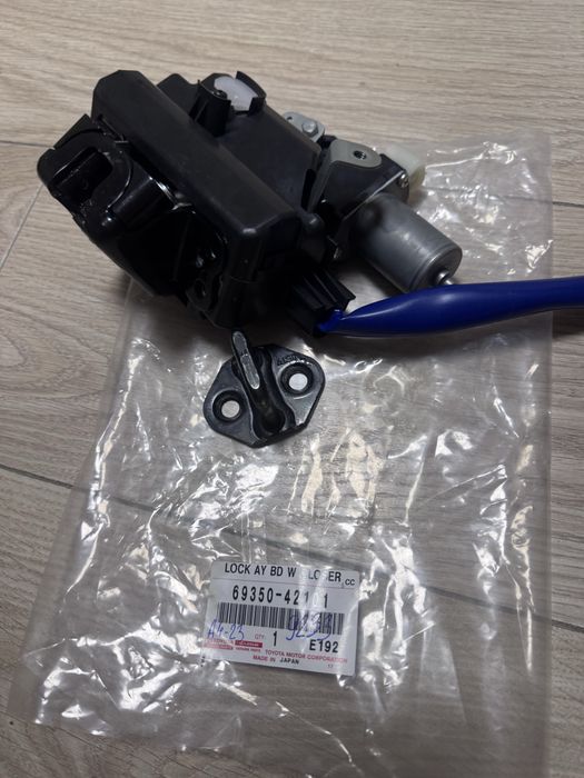 Замок задньої ляди оригінал Toyota Rav-4