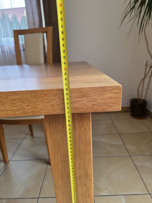 Duży drewniany stół i 12 krzeseł