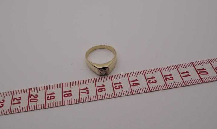 Złoty dwukolorowy sygnet z diamentem brylant 0,15 ct.