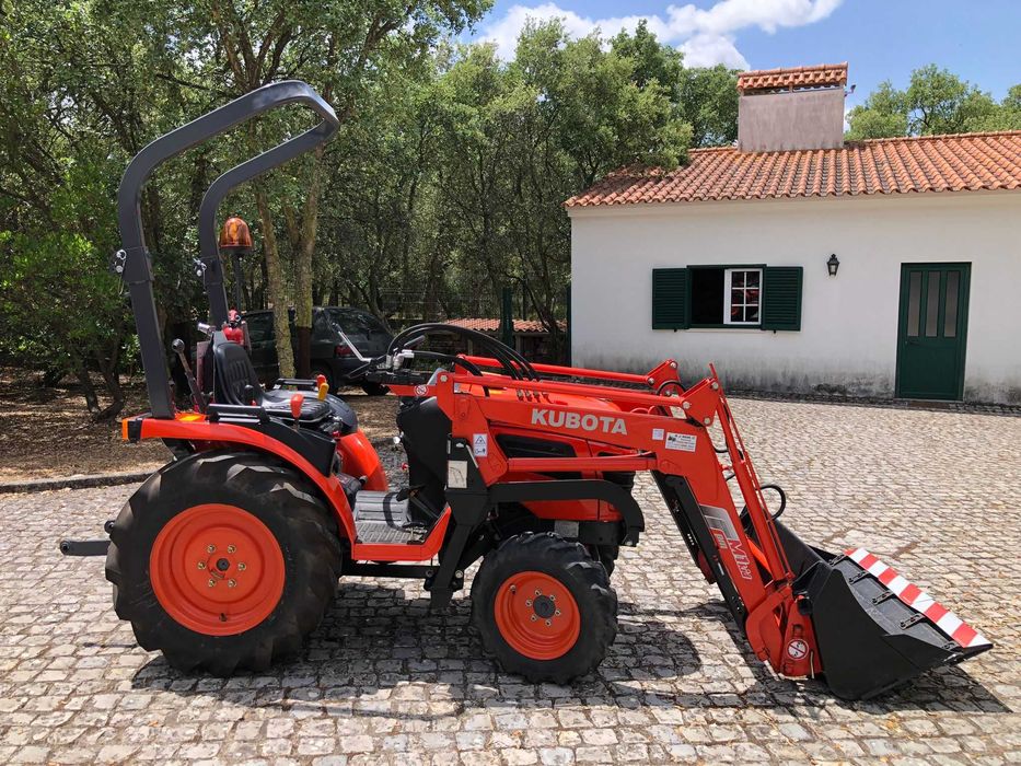 TRATOR KUBOTA B 1620 COMO NOVO + CARREGADOR FRONTAL COM BALDE + CAPINADEIRA/CORTA MATO DE CORRENTES