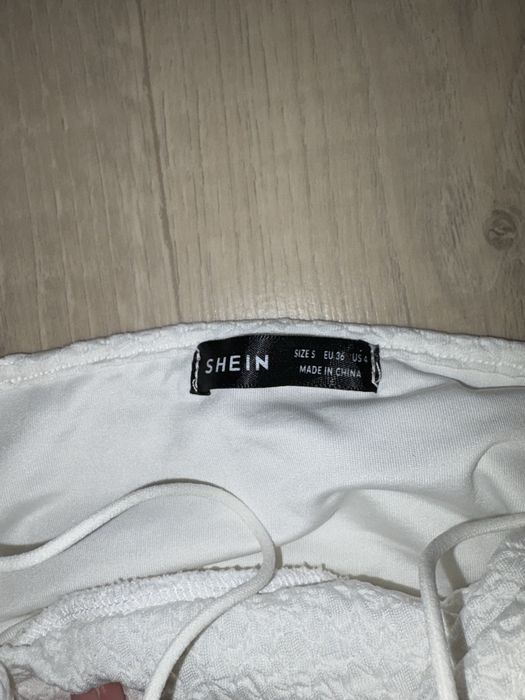 Біля розкішна сукня