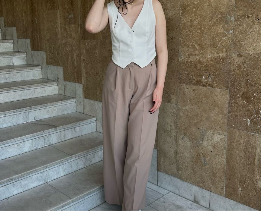 Молочний костюмний жилет від бренду VOVK