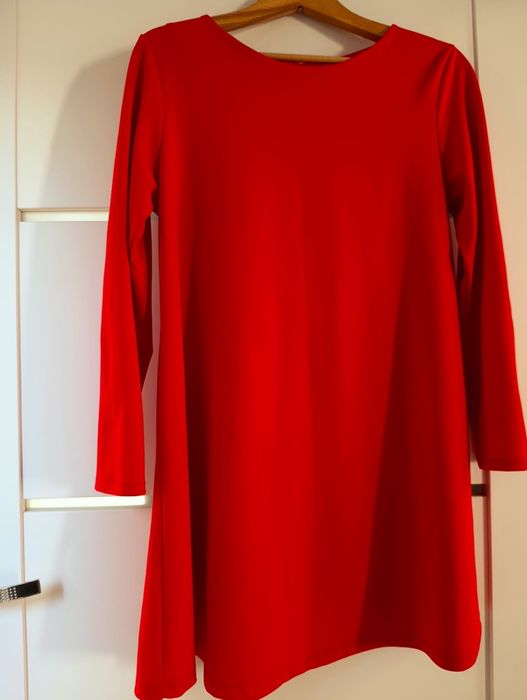 Sukienka do kolan rozszerzana na dole .luźna na duży brzuszek