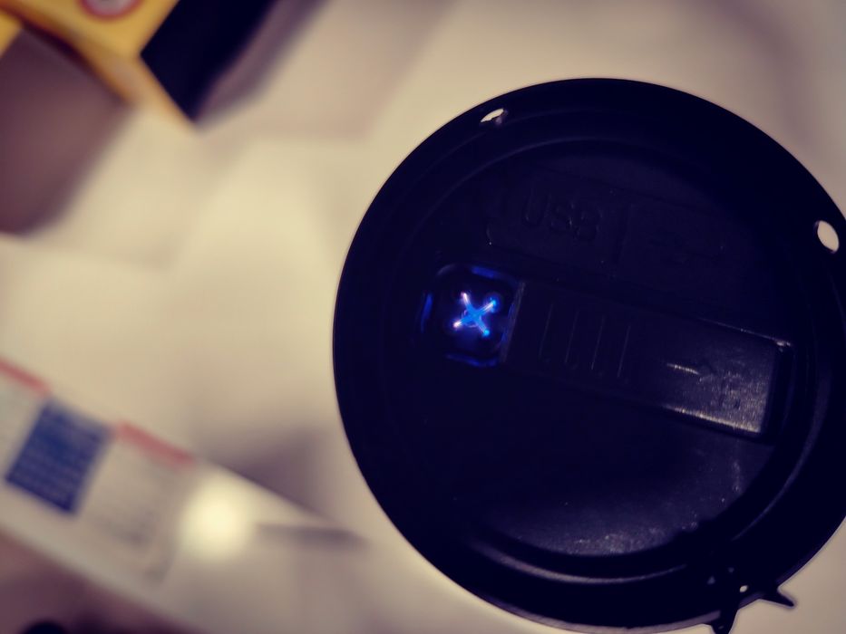 CB311Y – Lanterna Potente com Feixe de~ 600 m, Powerbank e Isqueiro In