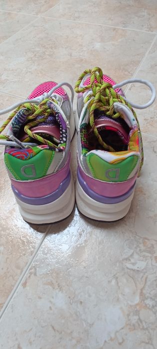 Ténis irreverentes marca Desigual