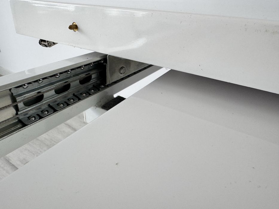 Biały elegancki  stół