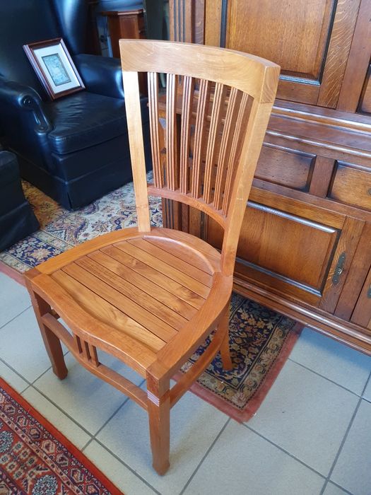 Cztery drewniane krzesła