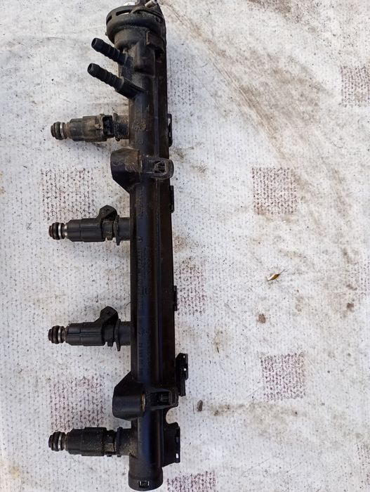 Паливна рампа з форсунками гольф 3 1,4 бензин