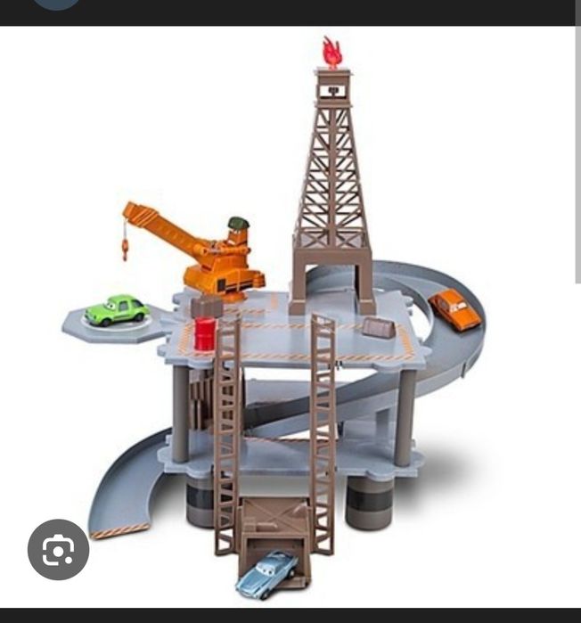 Набір disney cars нафтова платформа з краном і треком