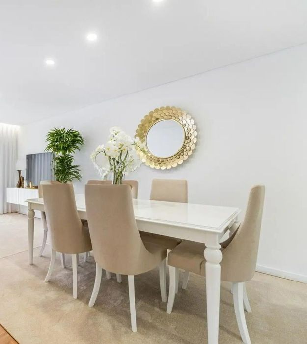 Mesa de jantar e seis cadeiras