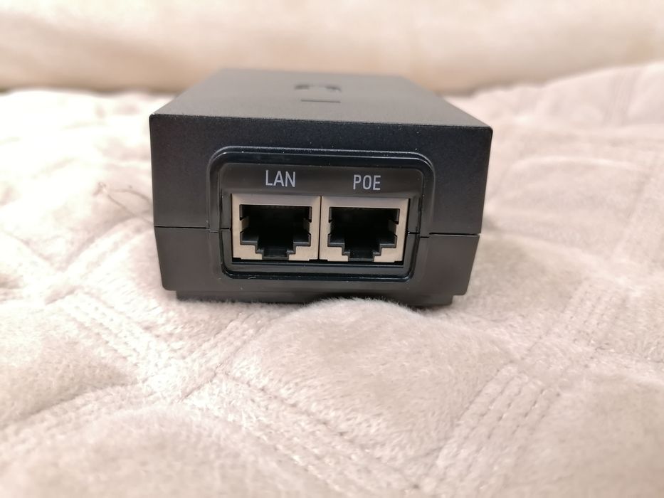 Адаптер Power over Ethernet (PoE) виробництва Ubiquiti Networks.