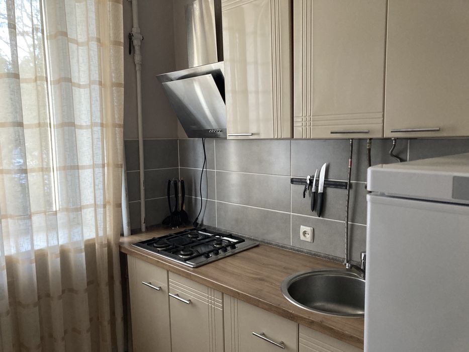 2-к квартира подобово,центр. опалення,на Соборній 101,6 місць,докум.