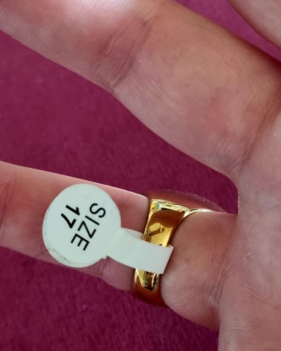 Anel dourado, em aço, com grande pedra verde oval. T17