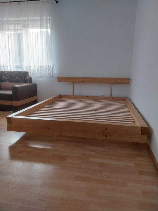 Łóżko lewitujące drewniane