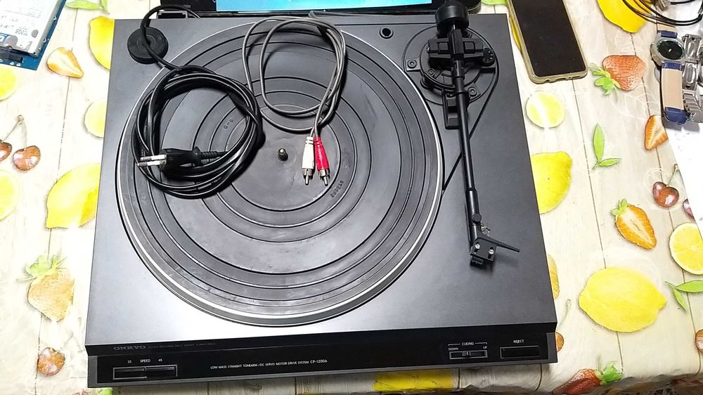 Gira-discos Sony e Grundig