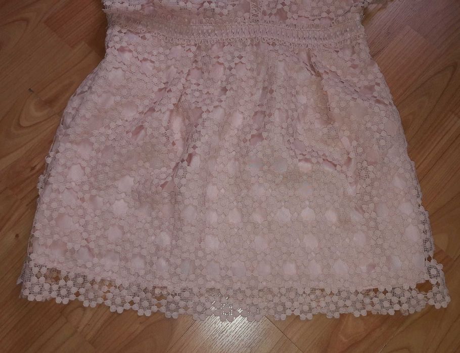 Piękna ażurowa sukienka na lato Mango L