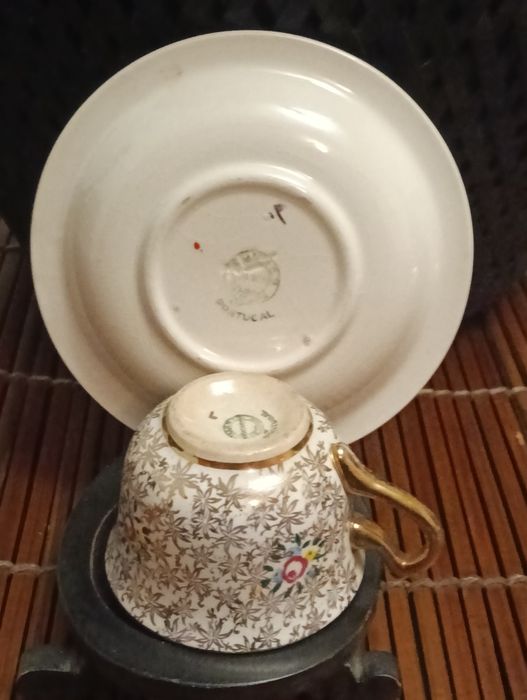 Bela chávena de café de faiança Sacavém