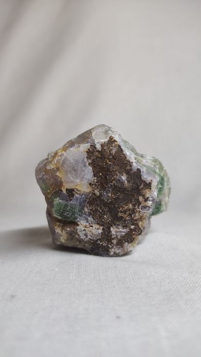 Натуральный камень флюорит.