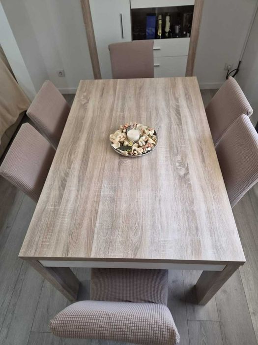 Mesa e cadeiras de jantar