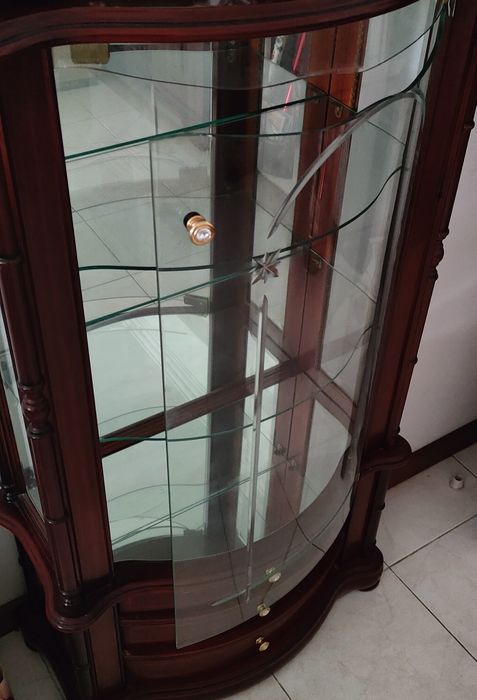 Cristaleira de vidro e madeira maciça