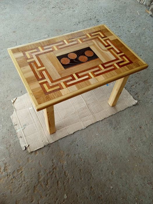 Столик ручної роботи.