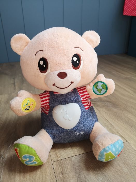 Miś teddy, który okazuje uczucia chicco