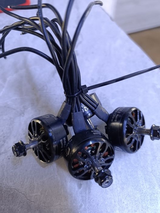 моторы  2807 1300kv  3D обвес