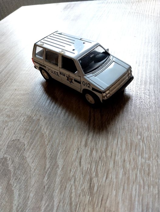 Samochód policyjny z lat 90