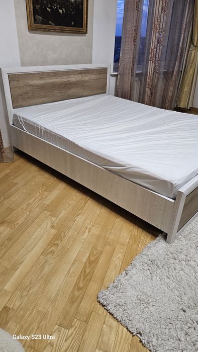 Двоспальне ліжко та шафа