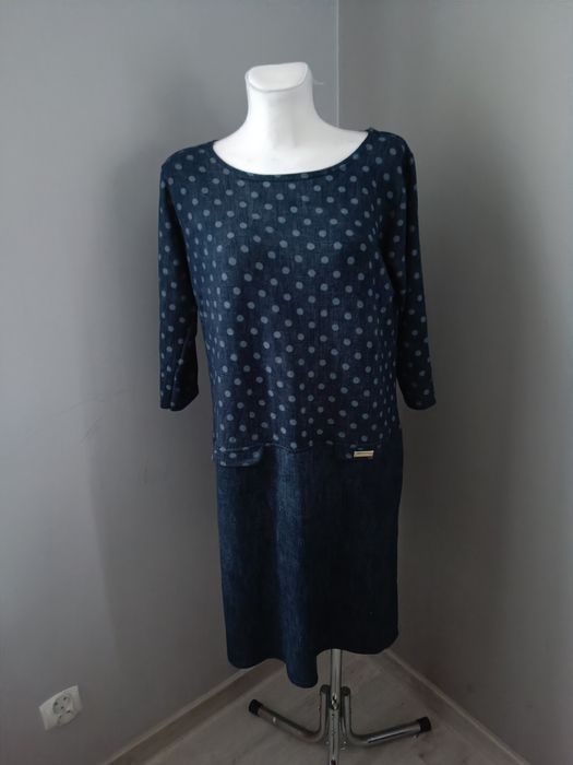 Sukienka w delikatne groszki 3/4 rękawa