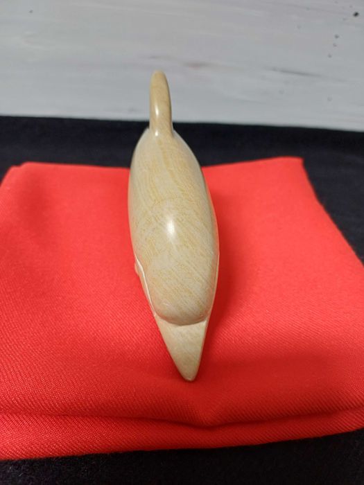 Estatueta de golfinho em pedra da Arrábida