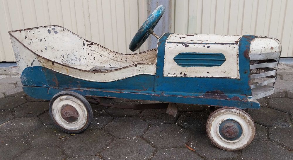 Carro a pedais antigo