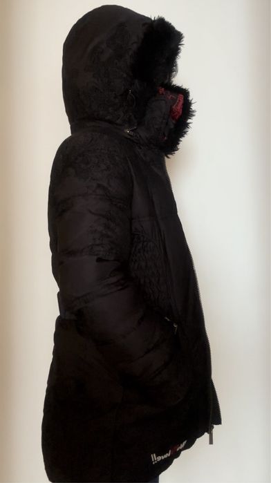 Sobretudo Desigual, impermeavel com capuz.