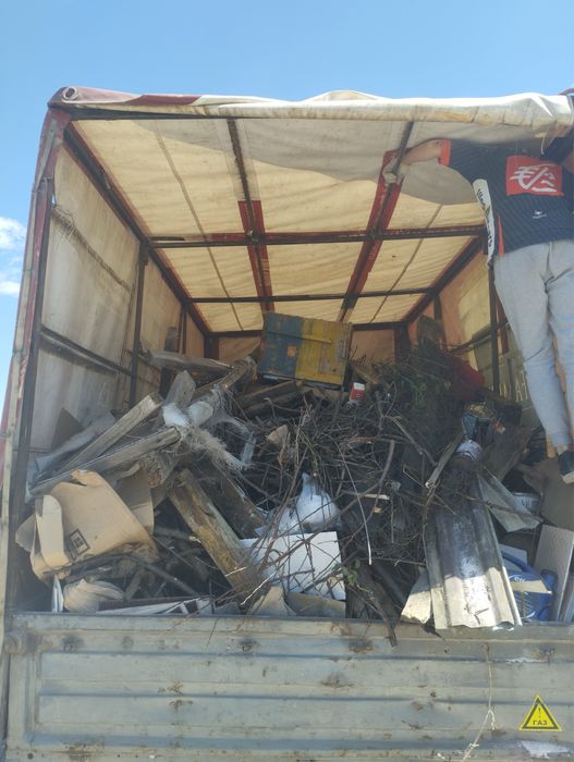 Вивіз будівельного сміття гілок старої меблі