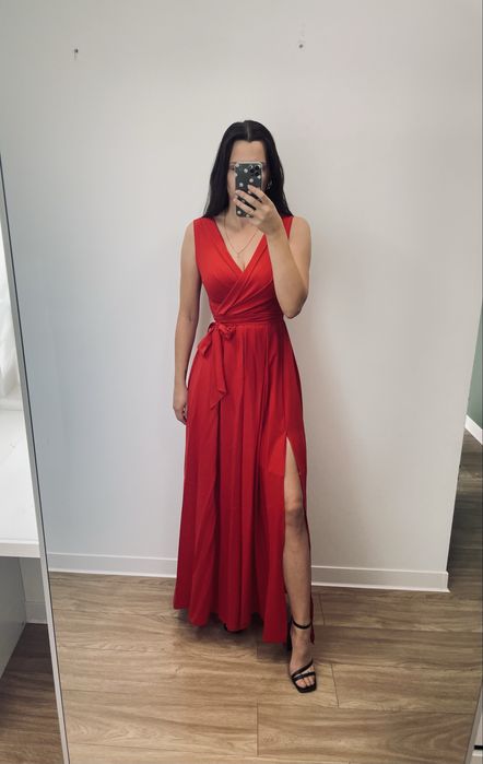 Piękna czerwona suknia z rozcięciem rozmiar 36
